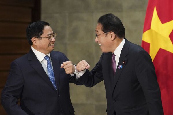 Thủ tướng Phạm Minh Chính và Thủ tướng Nhật Bản Kishida Fumio  - Sputnik Việt Nam