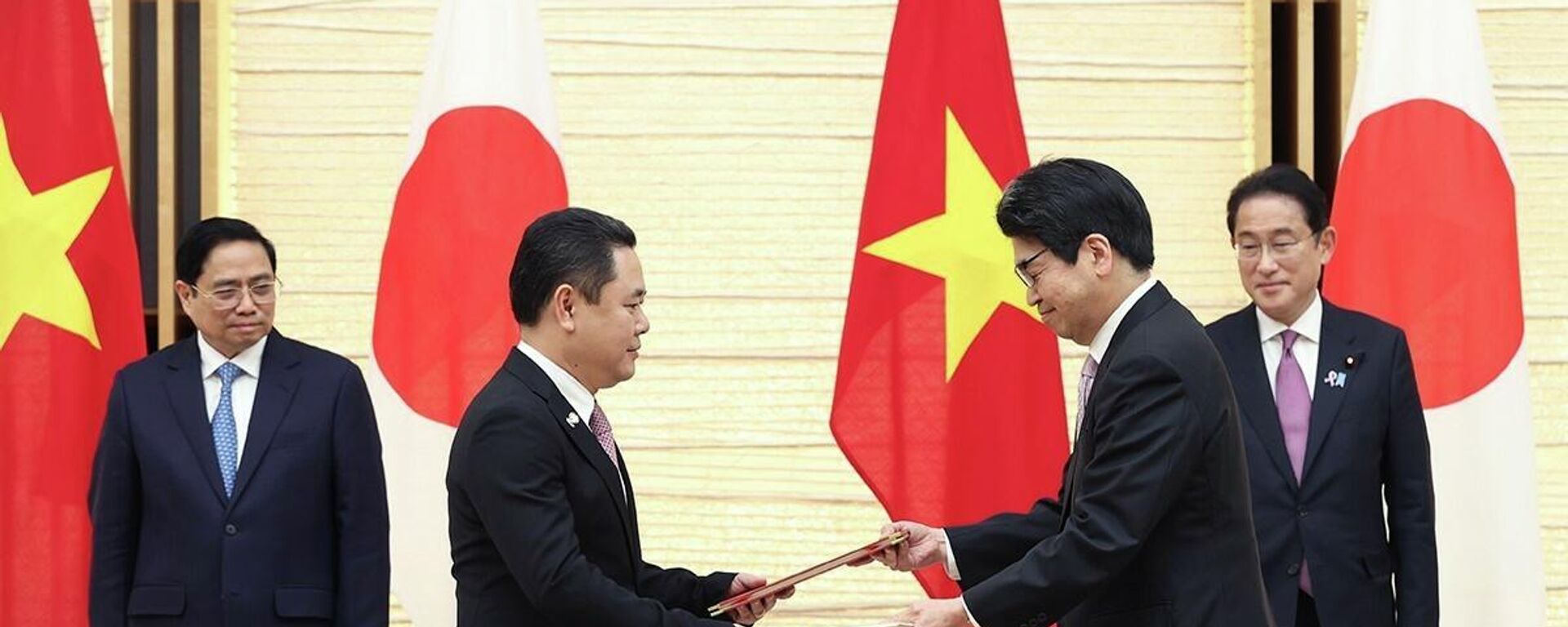 Thủ tướng Phạm Minh Chính và Thủ tướng Nhật Bản Kishida Fumio chứng kiến lễ trao văn kiện hợp tác Việt Nam và Nhật Bản - Sputnik Việt Nam, 1920, 25.11.2021