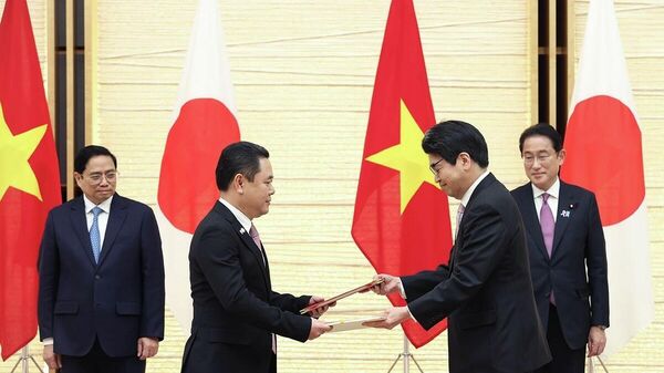 Thủ tướng Phạm Minh Chính và Thủ tướng Nhật Bản Kishida Fumio chứng kiến lễ trao văn kiện hợp tác Việt Nam và Nhật Bản - Sputnik Việt Nam