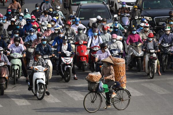 Người đi xe máy và xe đạp bán bánh mì trên phố Hà Nội - Sputnik Việt Nam