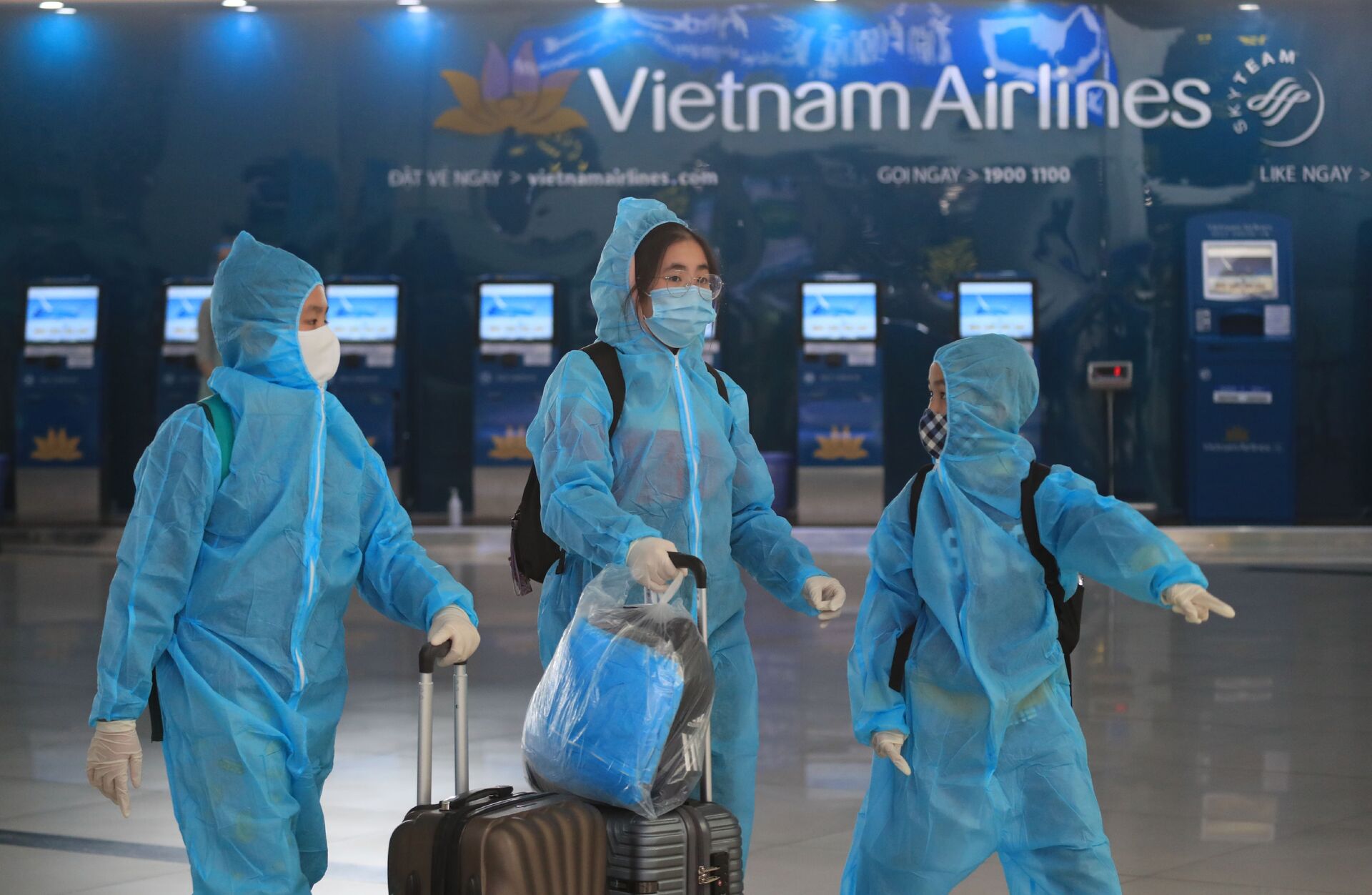 Hành khách mặc đồ bảo hộ tại sân bay Nội Bài, Hà Nội, Việt Nam - Sputnik Việt Nam, 1920, 06.01.2022
