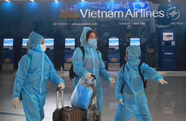 Hành khách mặc đồ bảo hộ tại sân bay Nội Bài, Hà Nội, Việt Nam - Sputnik Việt Nam