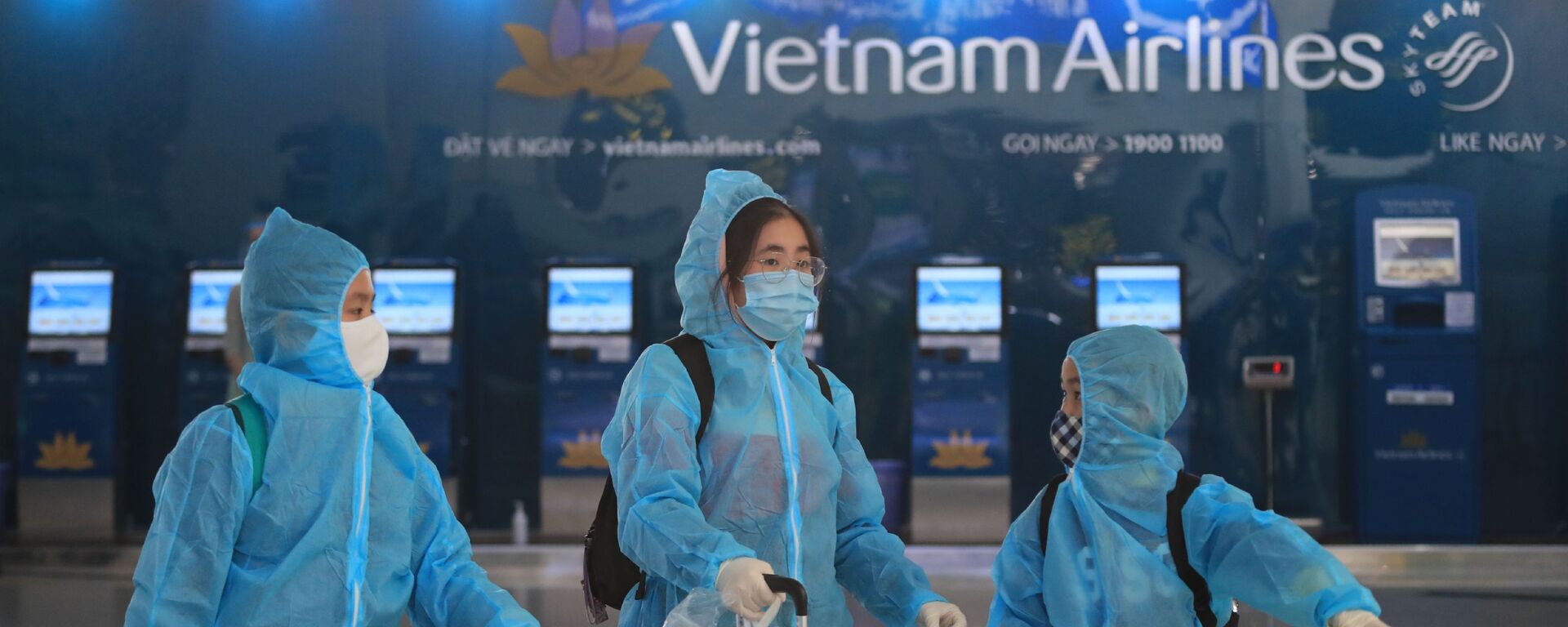 Hành khách mặc đồ bảo hộ tại sân bay Nội Bài, Hà Nội, Việt Nam - Sputnik Việt Nam, 1920, 23.03.2022