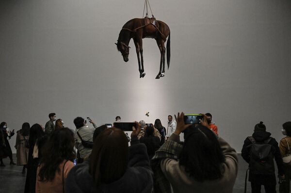 Tác phẩm điêu khắc Novecento của nghệ sĩ Ý Maurizio Cattelan trong cuộc triển lãm Ngày phán xử cuối cùng tại Trung tâm Nghệ thuật Đương đại Bắc Kinh ở Ullens - Sputnik Việt Nam
