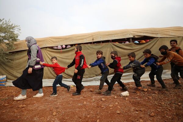 Trẻ em tham gia sự kiện tại trại Haranbush dành cho người Syria di tản, Idlib - Sputnik Việt Nam