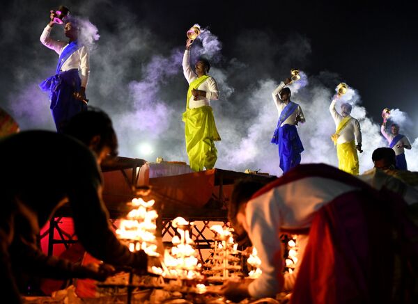 Nghi thức &quot;Aarti&quot; trên bờ sông Sangam, nơi hợp lưu của sông Hằng, Yamuna và Saraswati trong lễ hội Dev Deepavali ở Prayagraj, Ấn Độ - Sputnik Việt Nam