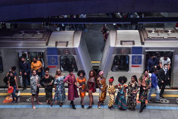 Những người mẫu trình diễn trong khuôn khổ dự án &quot;Moda Cidada, Quebrando o Preconceito&quot; vào Ngày ý thức người da màu tại ga tàu điện ngầm ở Sao Paulo, Brazil - Sputnik Việt Nam