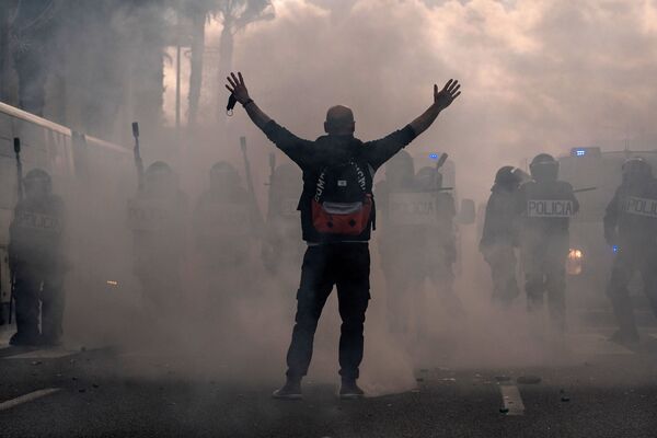 Người tham gia hành động phản đối của các nhà luyện kim và cảnh sát trên đường phố ở Cadiz, Tây Ban Nha - Sputnik Việt Nam
