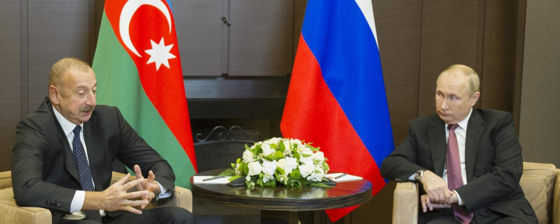 Tổng thống Nga Vladimir Putin gặp Tổng thống Azerbaijan Ilham Aliyev tại Sochi, Nga. - Sputnik Việt Nam, 1920, 26.11.2021