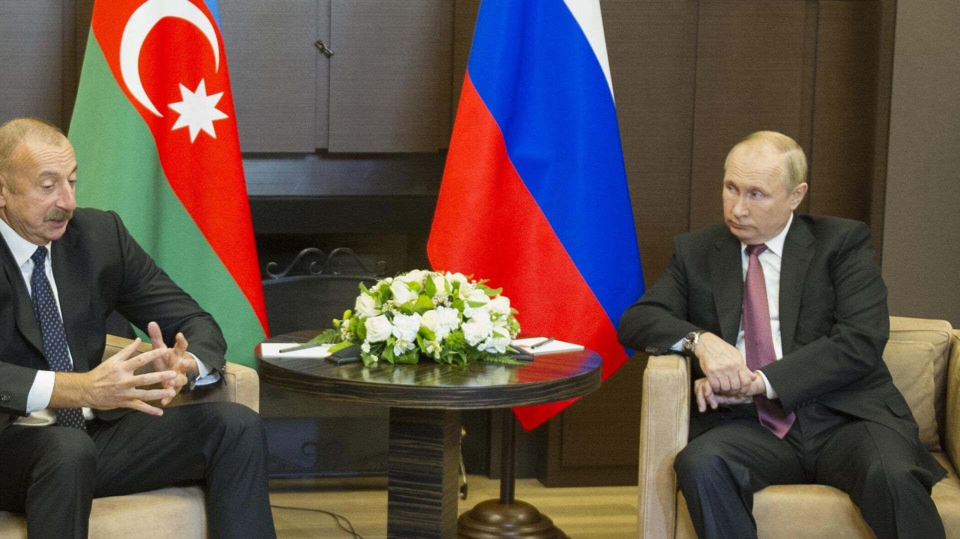 Tổng thống Nga Vladimir Putin gặp Tổng thống Azerbaijan Ilham Aliyev tại Sochi, Nga. - Sputnik Việt Nam, 1920, 26.11.2021