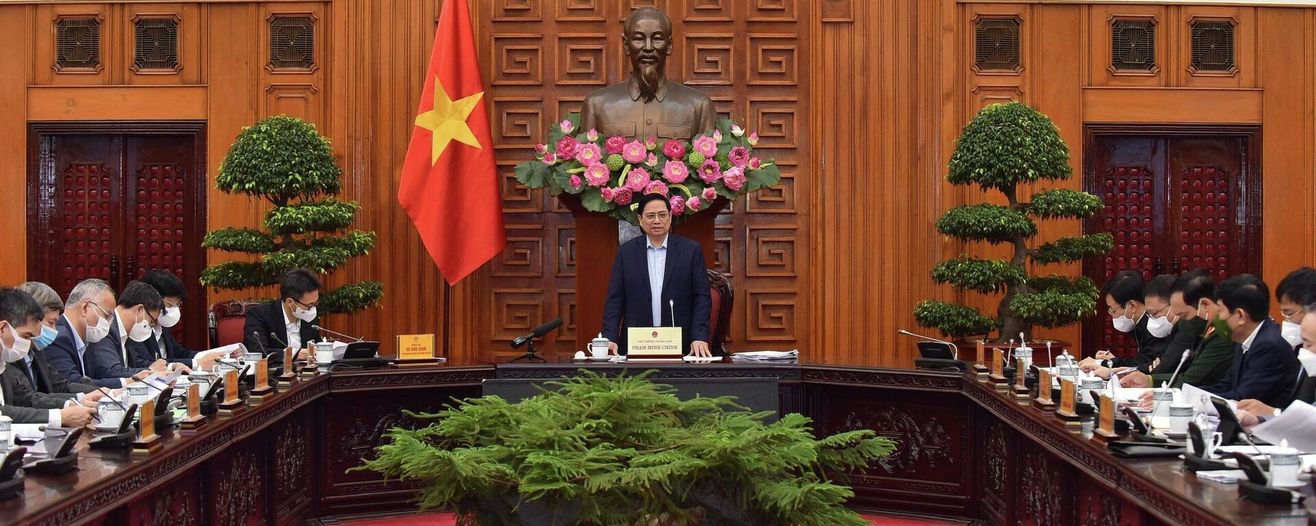 Thủ tướng Phạm Minh Chính chủ trì họp về việc nhập khẩu, sản xuất vaccine, thuốc điều trị COVID-19 - Sputnik Việt Nam, 1920, 27.11.2021