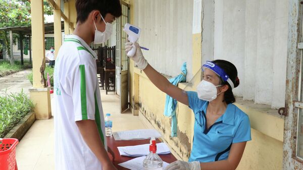 Bến Tre bắt đầu tiêm vaccine phòng COVID-19 cho học sinh THPT - Sputnik Việt Nam