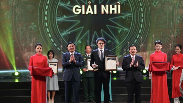 Ban tổ chức trao giải Nhì cho tác giả, nhóm tác giả Sputnik Việt Nam. - Sputnik Việt Nam