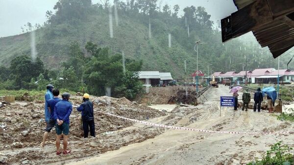 Sạt lở mố cầu bê tông dẫn vào khu tái định cư Bằng La, xã Trà Leng, huyện Nam Trà My, tỉnh Quảng Nam - Sputnik Việt Nam