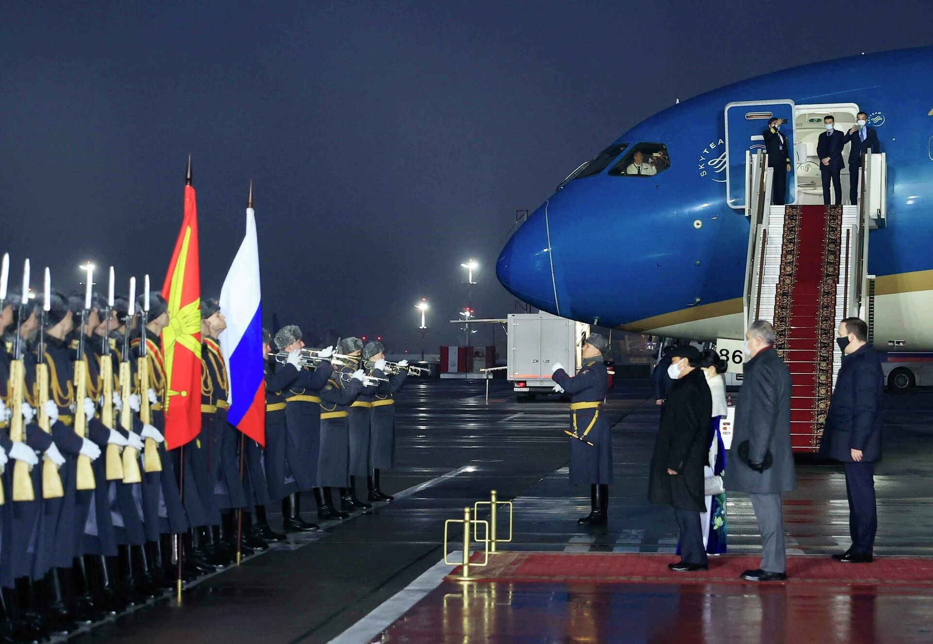 Lễ đón Chủ tịch nước Nguyễn Xuân Phúc và Phu nhân cùng đoàn đại biểu cấp cao Việt Nam được tổ chức tại sân bay Vnukovo 2 - Sputnik Việt Nam, 1920, 30.11.2021