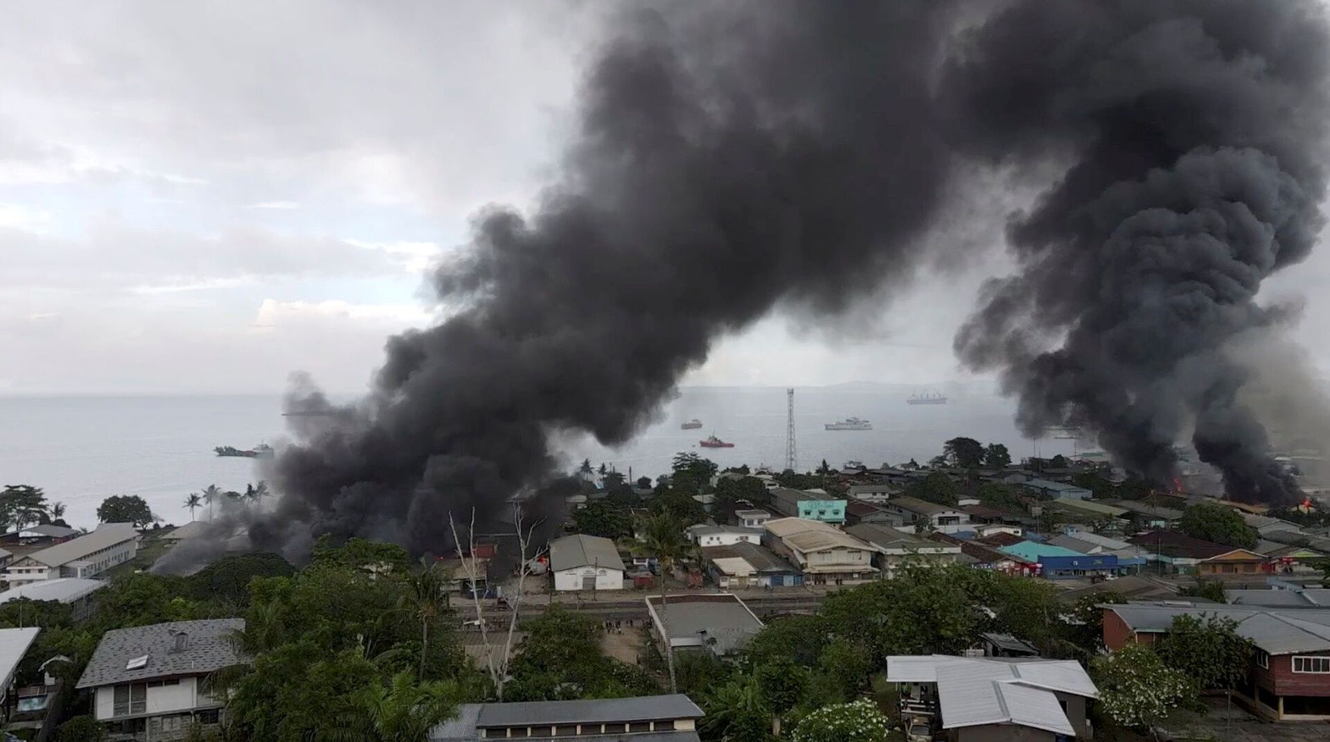 Khói trên các tòa nhà đang cháy trong cuộc bạo loạn Honiara ở quần đảo Solomon - Sputnik Việt Nam, 1920, 29.11.2021