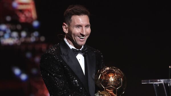 Tiền đạo Lionel Messi của đội tuyển Argentina và Paris Saint-Germain với Quả bóng vàng tại lễ trao giải ở Paris - Sputnik Việt Nam
