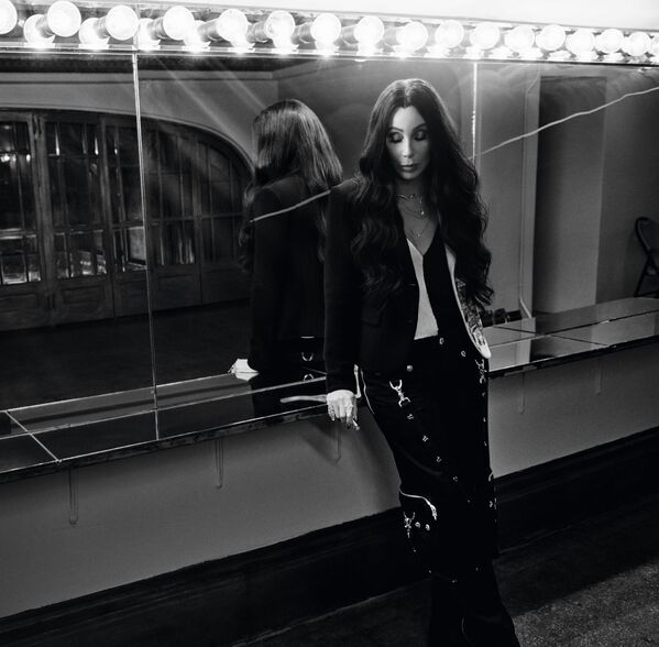 Nữ diễn viên kiêm ca sĩ Cher trong bộ lịch năm 2022 &quot;Trên đường” (On the Road) của công ty Pirelli. Tháng 5 - Sputnik Việt Nam