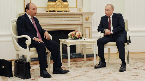 Nhà lãnh đạo Nga Vladimir Putin và Chủ tịch Việt Nam Nguyễn Xuân Phúc hội đàm tại Moskva - Sputnik Việt Nam