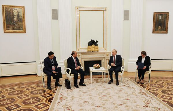 Nhà lãnh đạo Nga Vladimir Putin và Chủ tịch Việt Nam Nguyễn Xuân Phúc hội đàm tại Moskva

 - Sputnik Việt Nam