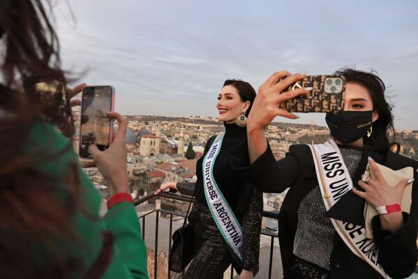 Những người tham gia cuộc thi sắc đẹp «Hoa hậu Hoàn vũ 2021» chụp ảnh trong chuyến thăm quan Thành cổ Jerusalem - Sputnik Việt Nam