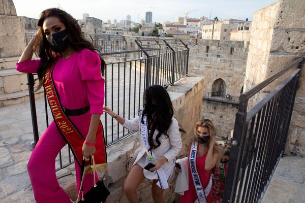 Những người tham gia cuộc thi sắc đẹp «Hoa hậu Hoàn vũ 2021» trong chuyến thăm quan Thành cổ Jerusalem - Sputnik Việt Nam