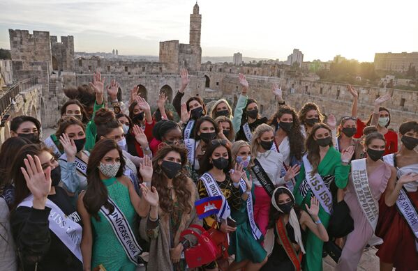 Những người tham gia cuộc thi sắc đẹp «Hoa hậu Hoàn vũ 2021» trong chuyến thăm quan Thành cổ Jerusalem - Sputnik Việt Nam