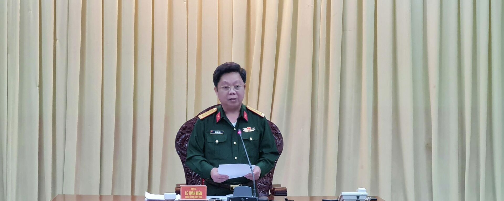 Đại tá Lê Tuấn Hiền, Chính ủy Bộ Chỉ huy quân sự tỉnh Gia Lai phát biểu tại buổi họp báo - Sputnik Việt Nam, 1920, 01.12.2021
