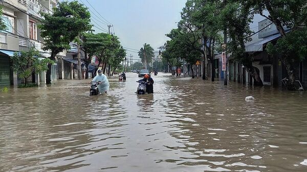 Đường Trần Phú (thành phố Tuy Hòa, tỉnh Phú Yên) ngập sâu do nước lũ - Sputnik Việt Nam