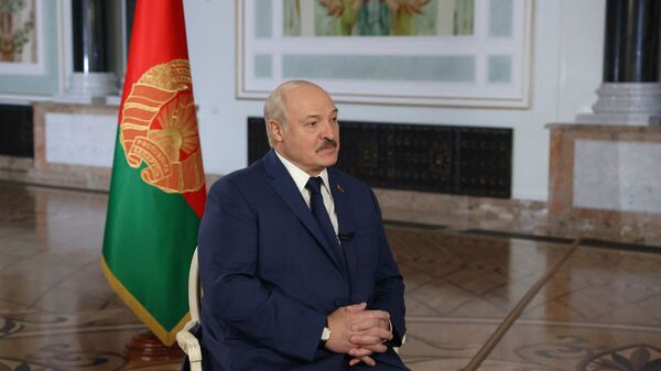 Alexander Lukashenko trong một cuộc phỏng vấn với Dmitry Kiselev - Sputnik Việt Nam