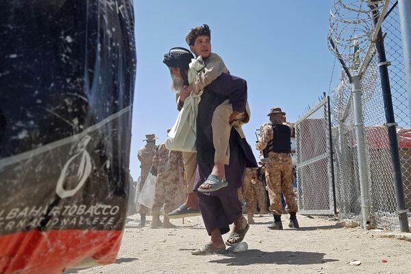 Người Afghanistan vượt biên giới Pakistan-Afghanistan sau khi Taliban* lên nắm quyền (*Phong trào chịu lệnh trừng phạt của LHQ vì các hoạt động khủng bố) - Sputnik Việt Nam