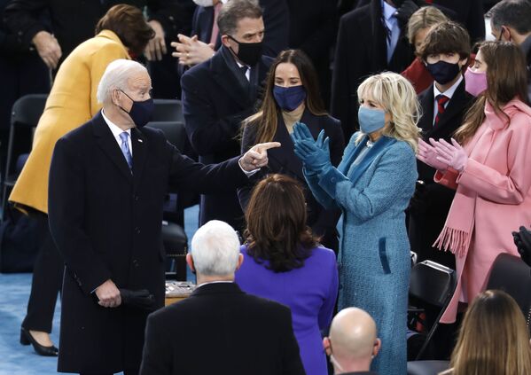 Tổng thống đắc cử của Mỹ Joe Biden với phu nhân Jill Biden trước khi tuyên thệ nhậm chức - Sputnik Việt Nam