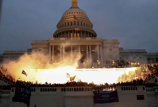 Vụ nổ bên ngoài tòa nhà Quốc hội trong thời gian biểu tình của những người ủng hộ Donald Trump ở Washington - Sputnik Việt Nam