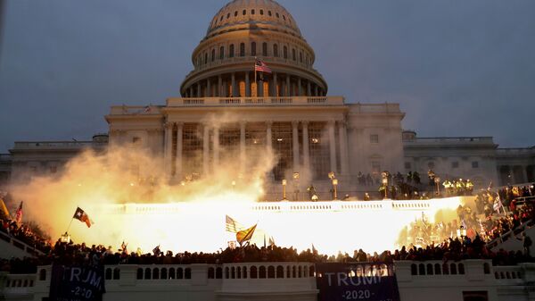 Vụ nổ bên ngoài tòa nhà Quốc hội trong thời gian biểu tình của những người ủng hộ Donald Trump ở Washington - Sputnik Việt Nam