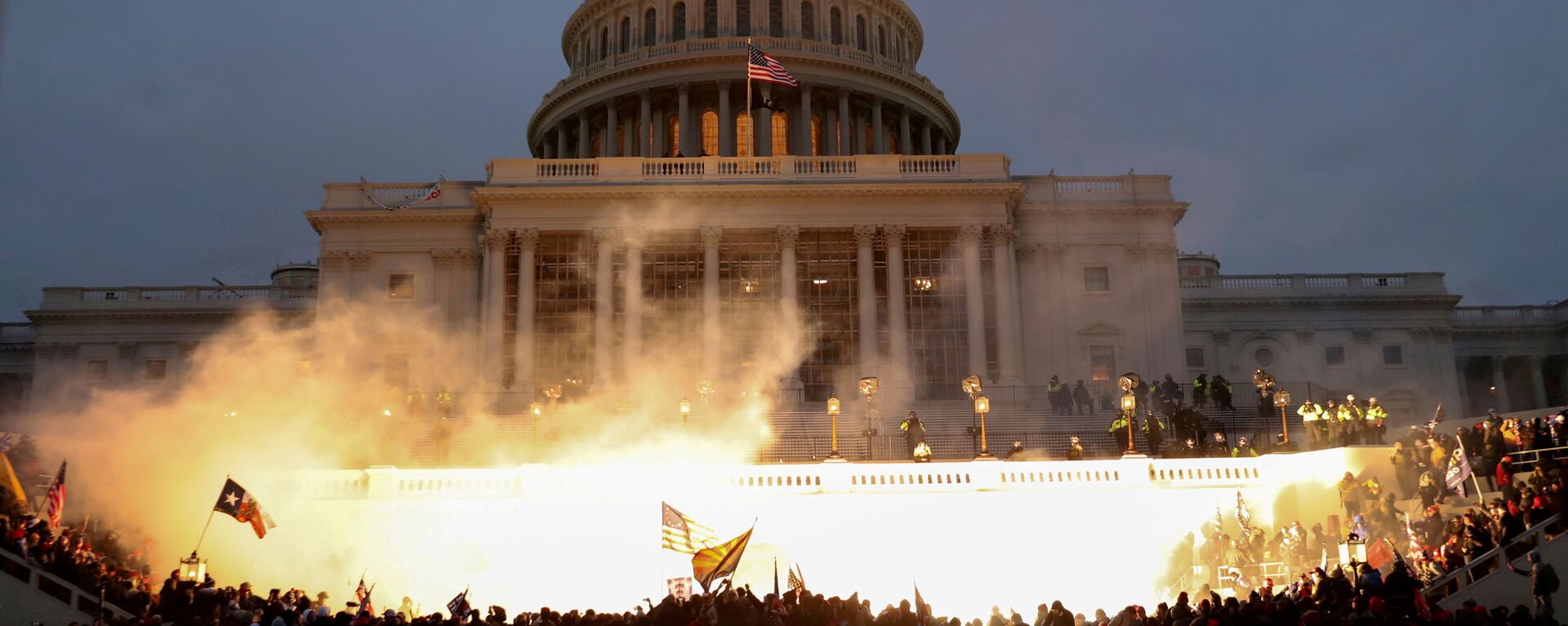 Vụ nổ bên ngoài tòa nhà Quốc hội trong thời gian biểu tình của những người ủng hộ Donald Trump ở Washington - Sputnik Việt Nam, 1920, 26.12.2021