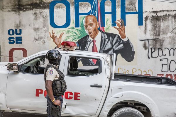 Cảnh sát trước hình vẽ graffiti với chân dung Tổng thống Haiti bị ám sát Jovenel Moise - Sputnik Việt Nam