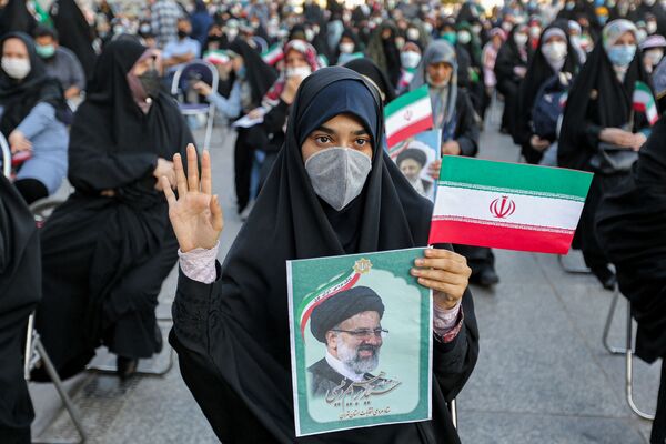 Người phụ nữ cầm bức ảnh của Tổng thống Iran mới đắc cử Ebrahim Raisi ở Tehran - Sputnik Việt Nam