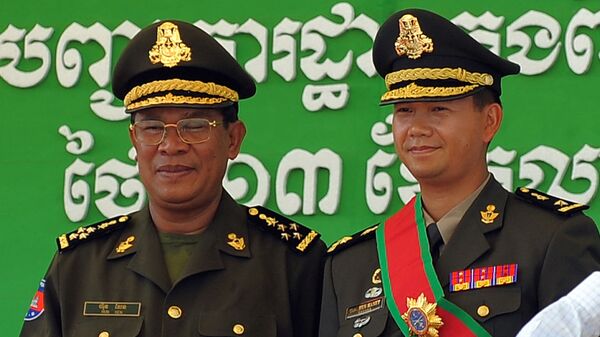 Thủ tướng Campuchia Hun Sen (trái) với con trai Hun Manet trong một buổi lễ diễn ra tại căn cứ quân sự ở Phnom Penh - Sputnik Việt Nam