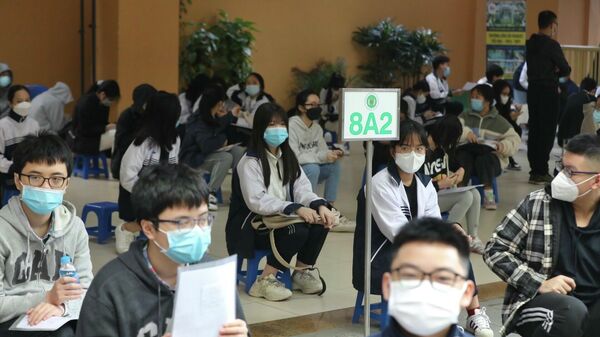 Sáng 30/11/2021, trường THCS Ngô Sĩ Liên (quận Hoàn Kiếm) tổ chức tiêm vaccine phòng COVID-19 cho học sinh lớp 8 - Sputnik Việt Nam