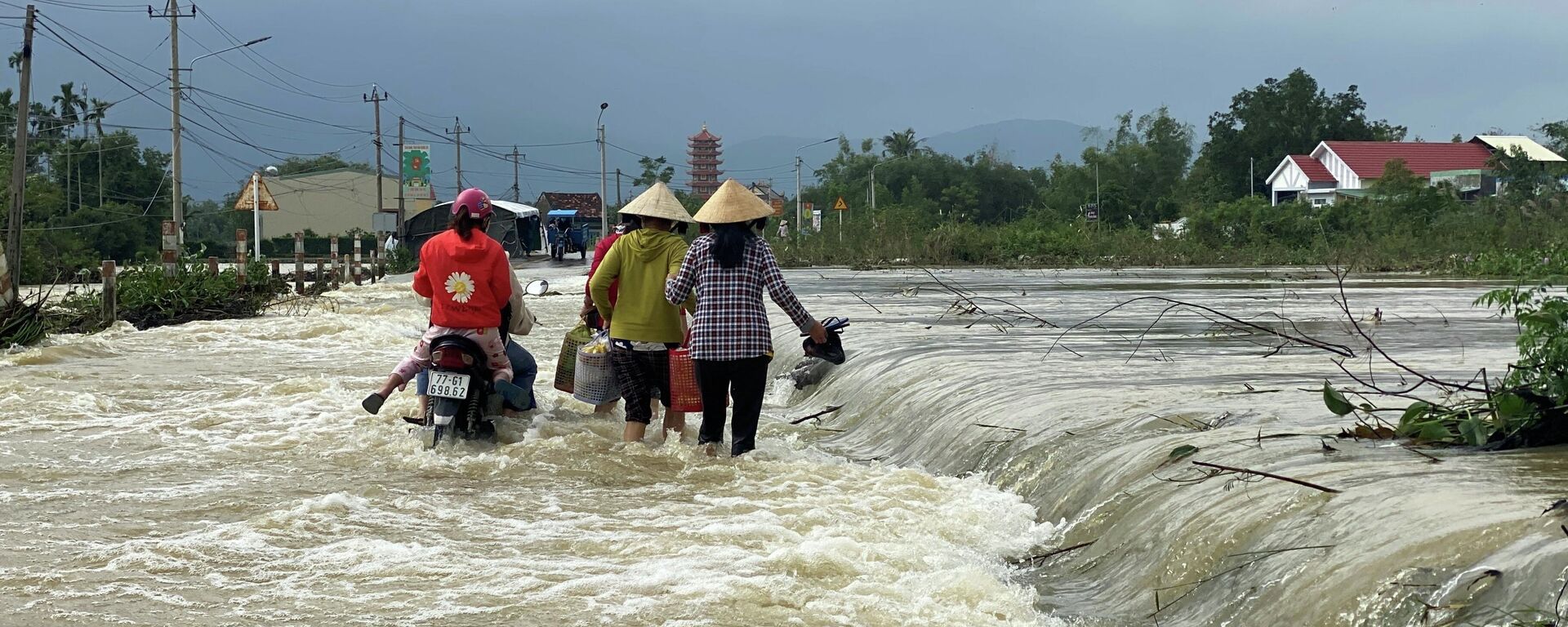 Nhiều tuyến đường tại huyện Tuy Phước vẫn đang bị ngập do nước lũ tràn về - Sputnik Việt Nam, 1920, 02.12.2021