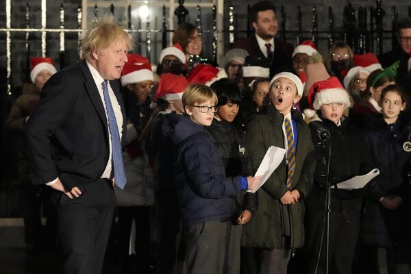 Thủ tướng Anh Boris Johnson nghe dàn đồng ca thiếu nhi hát ở London - Sputnik Việt Nam
