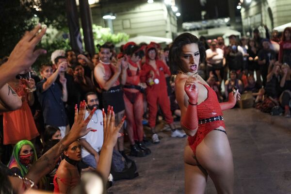 Vũ công biểu diễn trong lễ hội thời trang tại Plaza de Armas ở trung tâm thành phố Santiago, Chile - Sputnik Việt Nam