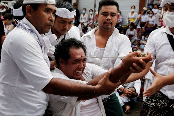 Người đàn ông tự đâm mình bằng con dao găm Keris truyền thống trong nghi lễ thiêng liêng Ngerebong ở Bali, Indonesia - Sputnik Việt Nam