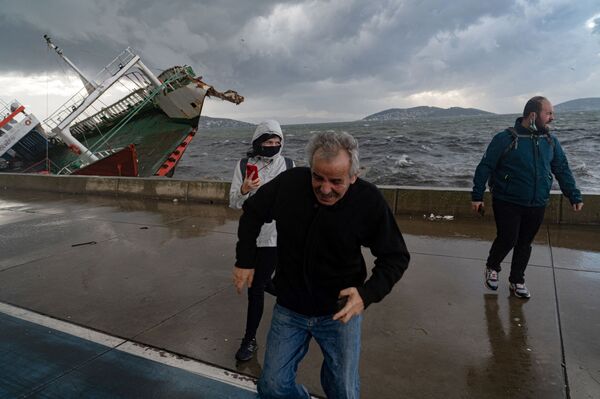 Những người ở trong cơn bão ở Istanbul - Sputnik Việt Nam