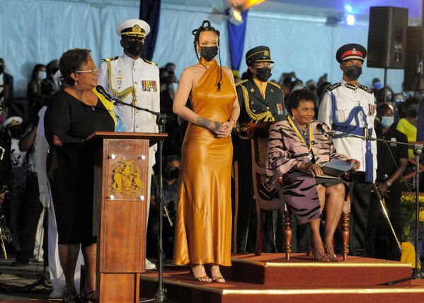 Thủ tướng Barbados Mia Mottley (trái) đề nghị tân Tổng thống Sandra Mason (ngồi bên phải) phong ca sĩ Rihanna làm anh hùng dân tộc thứ 11 của đất nước trong lễ tuyên bố Barbados trở thành nước cộng hòa - Sputnik Việt Nam