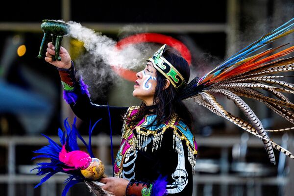 Vũ nữ Aztec biểu diễn tại cuộc họp của người bản địa ở Toronto, Ontario, Canada - Sputnik Việt Nam