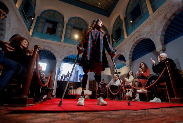Người phụ nữ đeo chân giả trong buổi trình diễn thời trang nhằm chống quan niệm sai lầm về tiêu chuẩn sắc đẹp và đấu tranh vì quyền lợi cho phụ nữ và trẻ em gái ở Sidi Bou Said, Tunisia - Sputnik Việt Nam
