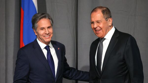 Ngoại trưởng Nga Sergei Lavrov (phải) và Ngoại trưởng Mỹ Anthony Blinken trong cuộc gặp ở Stockholm - Sputnik Việt Nam