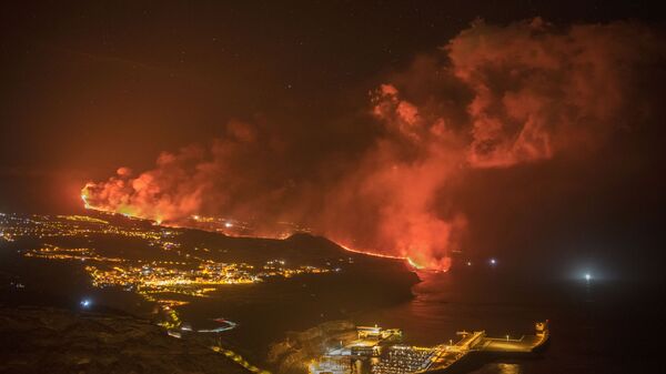 Dung nham từ núi lửa đang phun trào trên đảo La Palma thuộc Canary - Sputnik Việt Nam