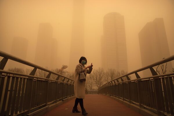 Người phụ nữ trong cơn bão cát ở Bắc Kinh - Sputnik Việt Nam